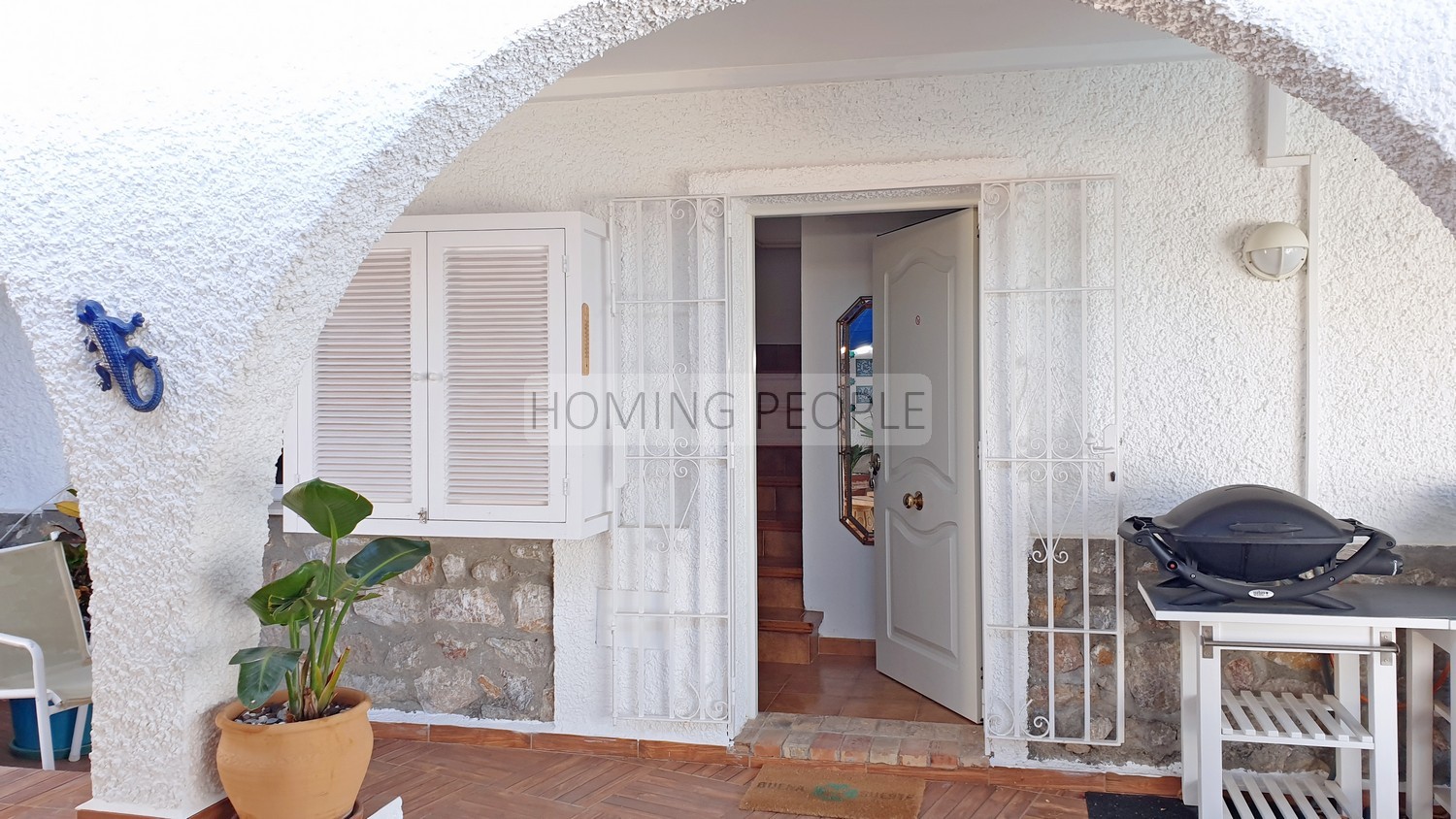 Villa con piscina y bonitas vistas naturales al mar