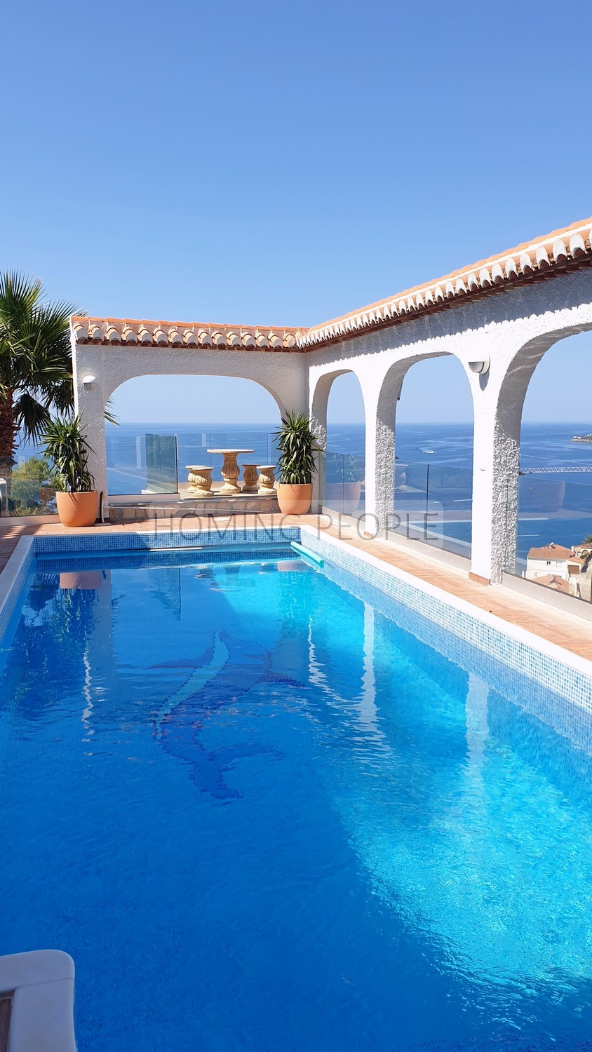 Villa con piscina y bonitas vistas naturales al mar