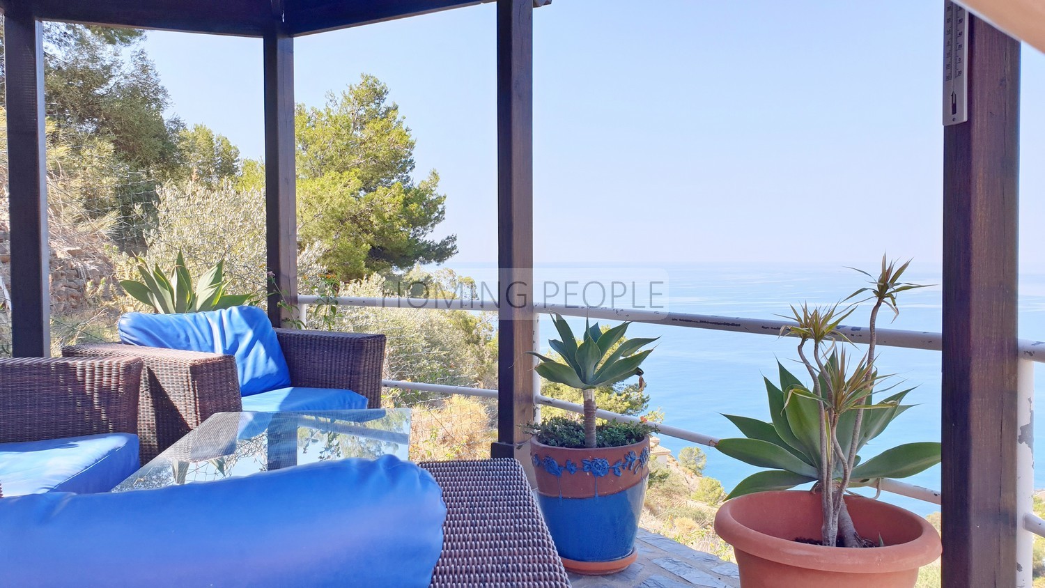 Villa con piscina y bonitas vistas naturales al mar