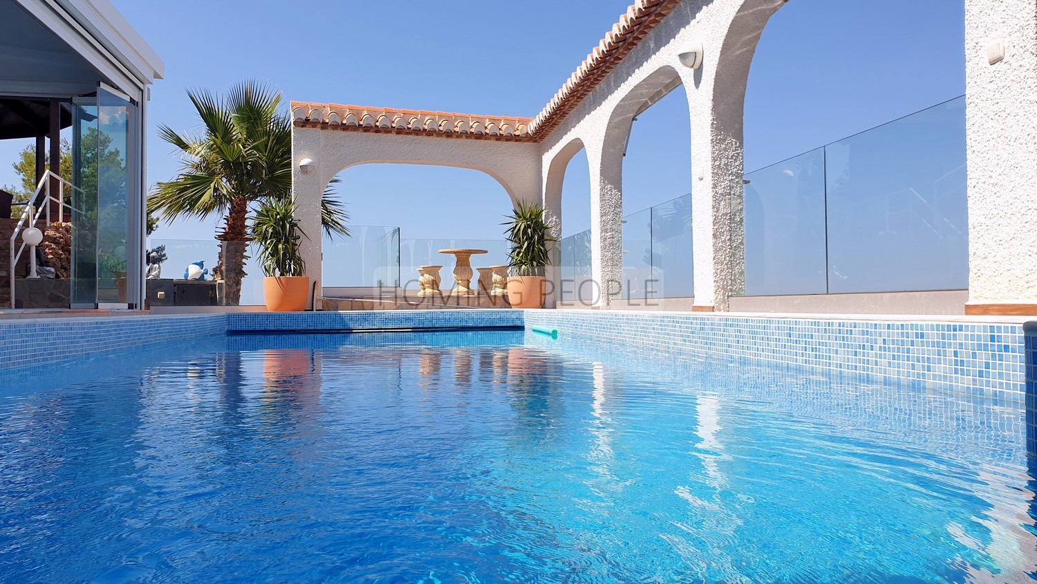 Villa avec piscine... et des vues naturelles sur la mer!