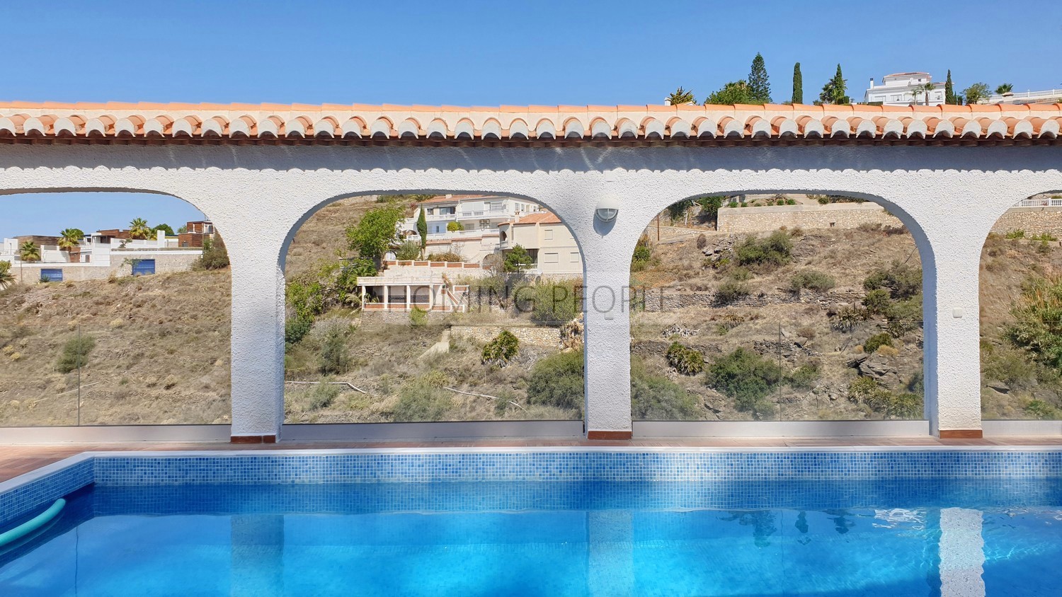 Villa con piscina y bonitas vistas naturales al mar