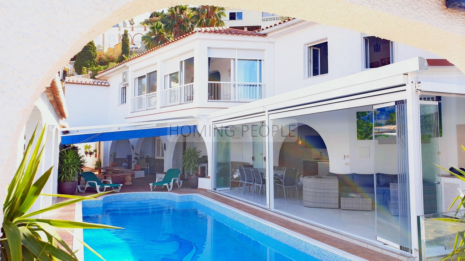 Villa con piscina y bonitas vistas naturales al mar