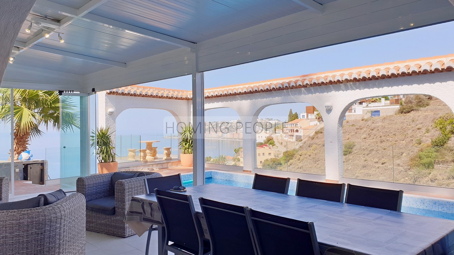 Villa con piscina y bonitas vistas naturales al mar