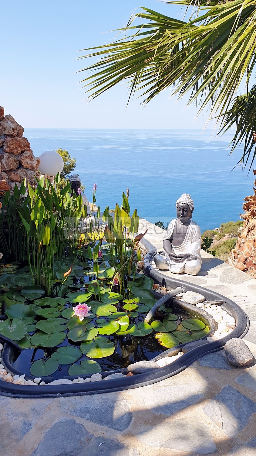 Villa con piscina y bonitas vistas naturales al mar