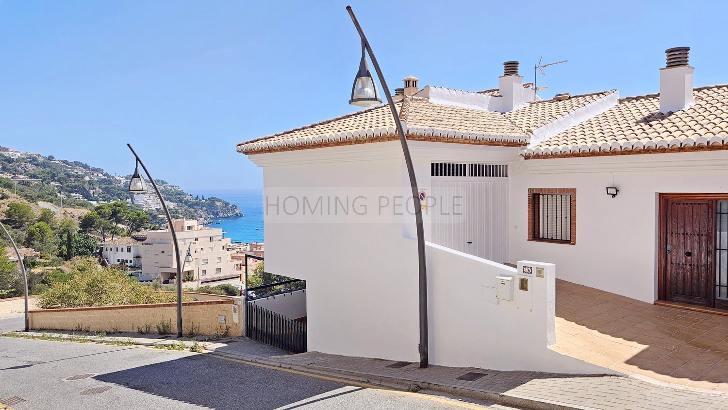 Espléndida casa con vistas panorámicas a la bahía: Privacidad, cochera y a un paso de la playa.