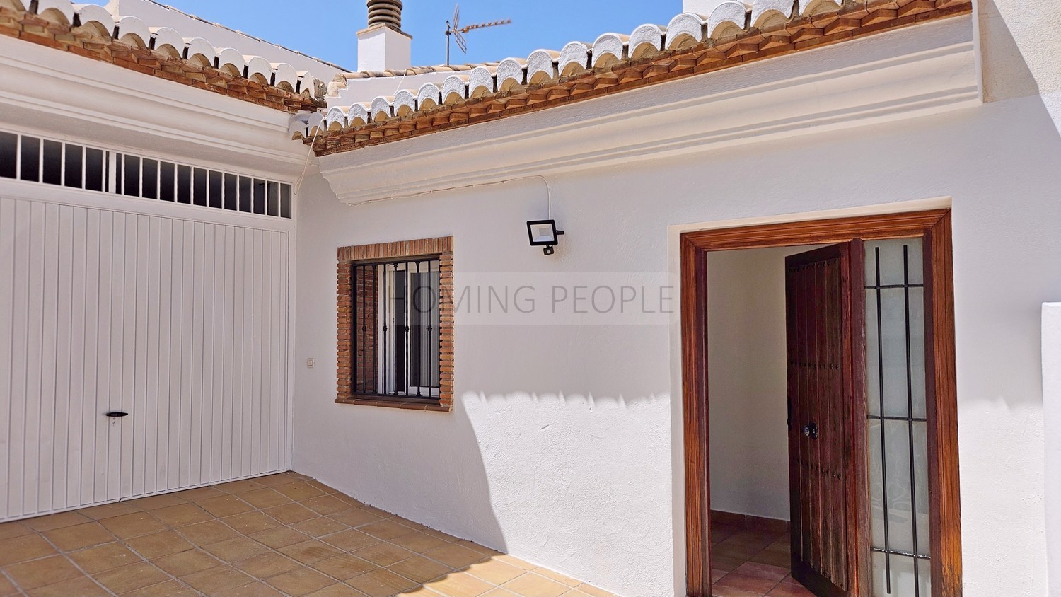 Espléndida casa con vistas panorámicas a la bahía: Privacidad, cochera y a un paso de la playa.