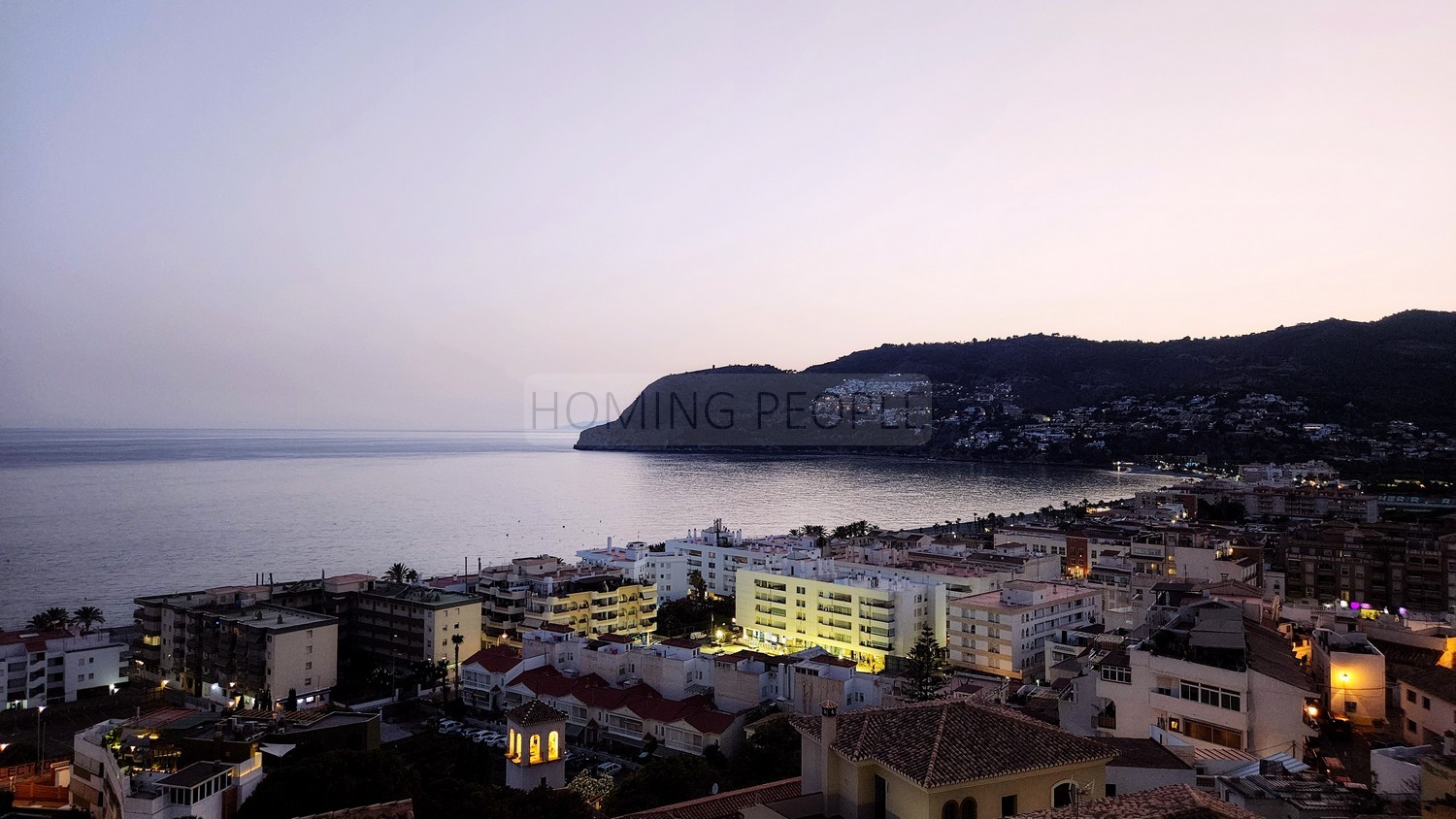 Espléndida casa con vistas panorámicas a la bahía: Privacidad, cochera y a un paso de la playa.