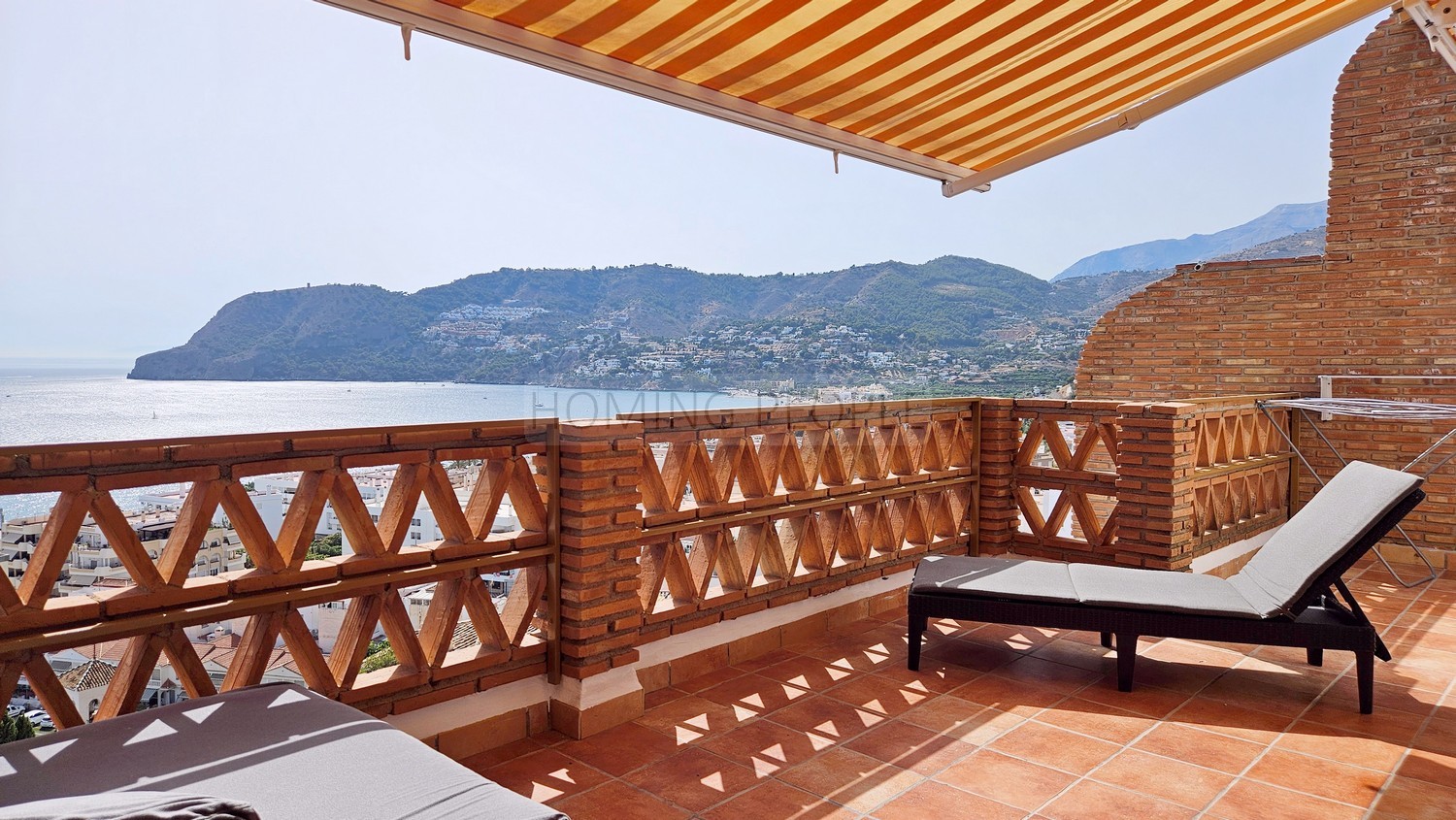 Magnifique maison avec vue panoramique sur la baie : intimité, garage et plage à pied.