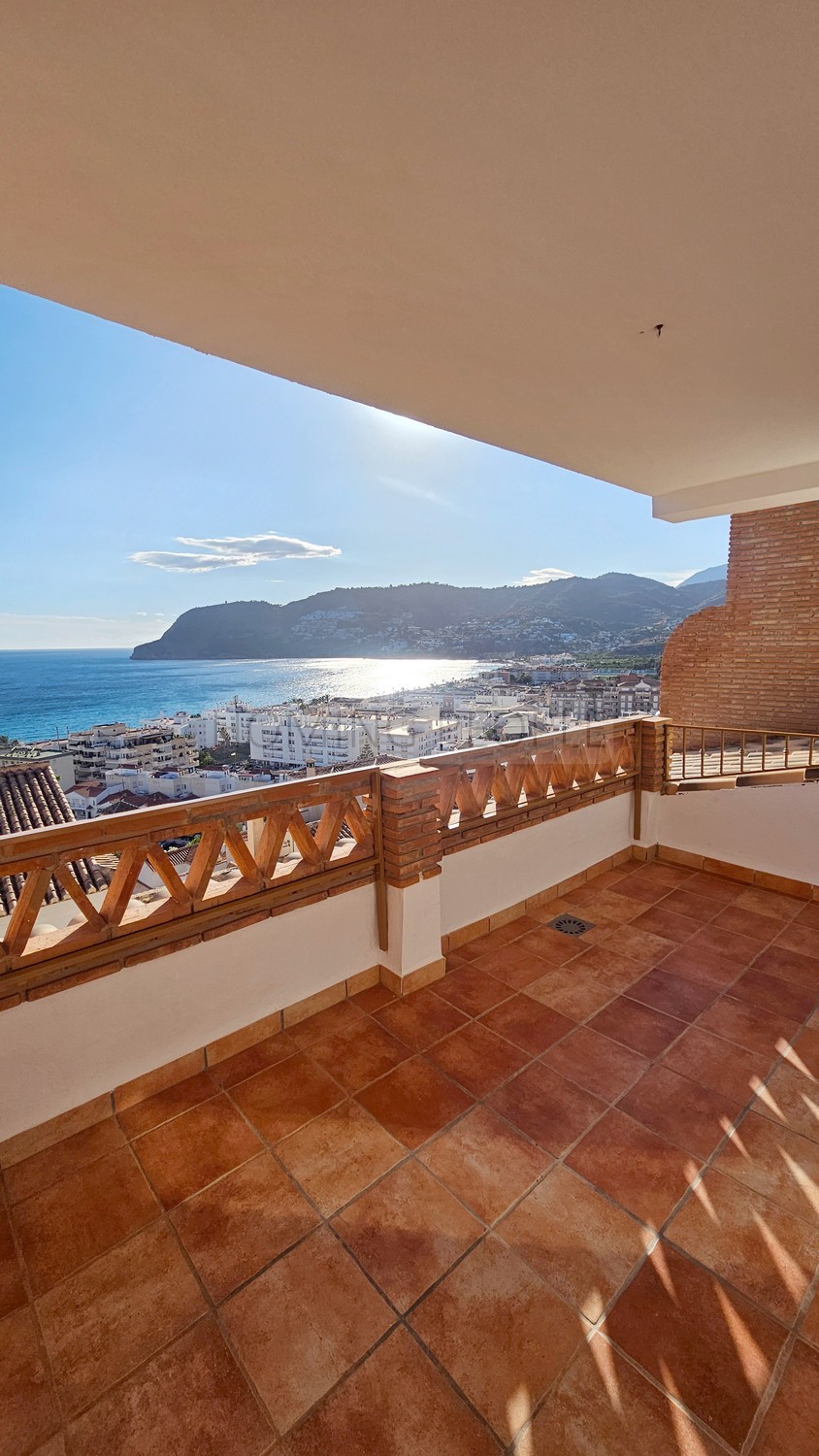 Magnifique maison avec vue panoramique sur la baie : intimité, garage et plage à pied.