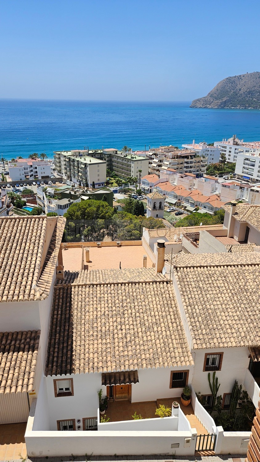 Espléndida casa con vistas panorámicas a la bahía: Privacidad, cochera y a un paso de la playa.