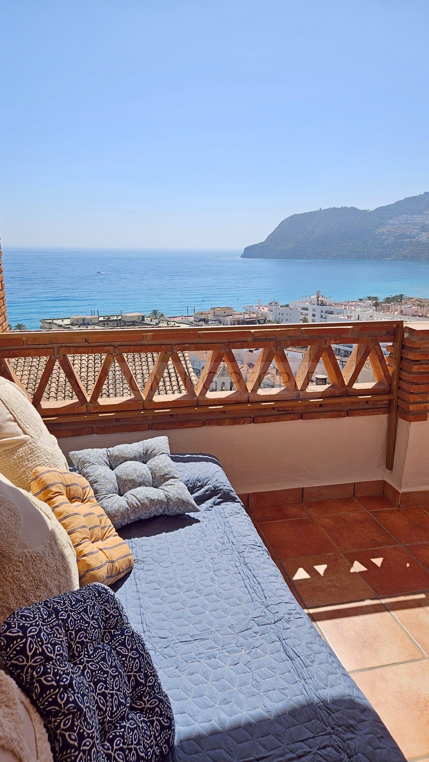 Splendid house with panoramic views of the bay: Privacy, garage and walking distance to the beach.