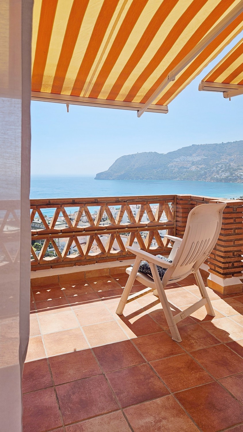 Magnifique maison avec vue panoramique sur la baie : intimité, garage et plage à pied.