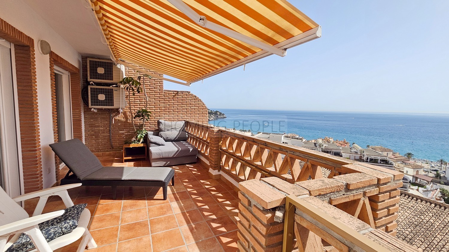 Magnifique maison avec vue panoramique sur la baie : intimité, garage et plage à pied.