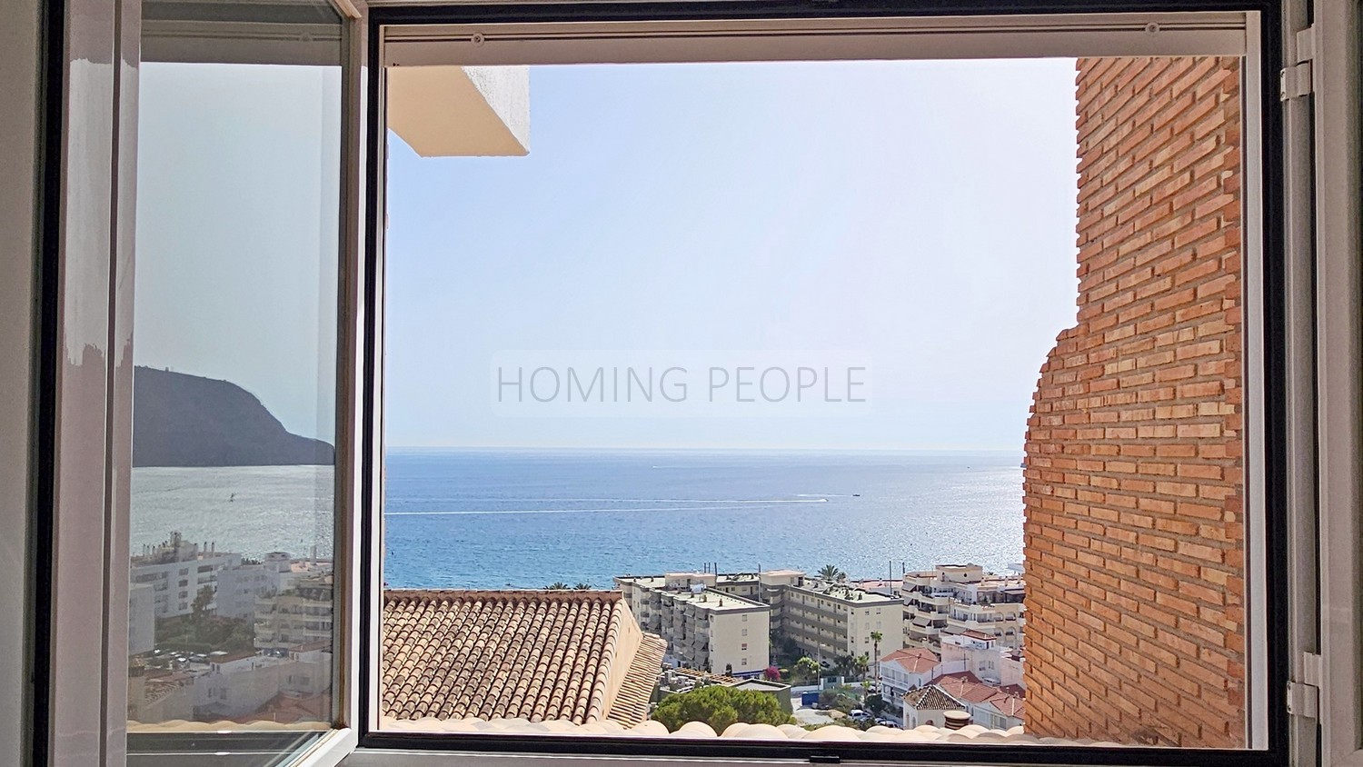 Magnifique maison avec vue panoramique sur la baie : intimité, garage et plage à pied.