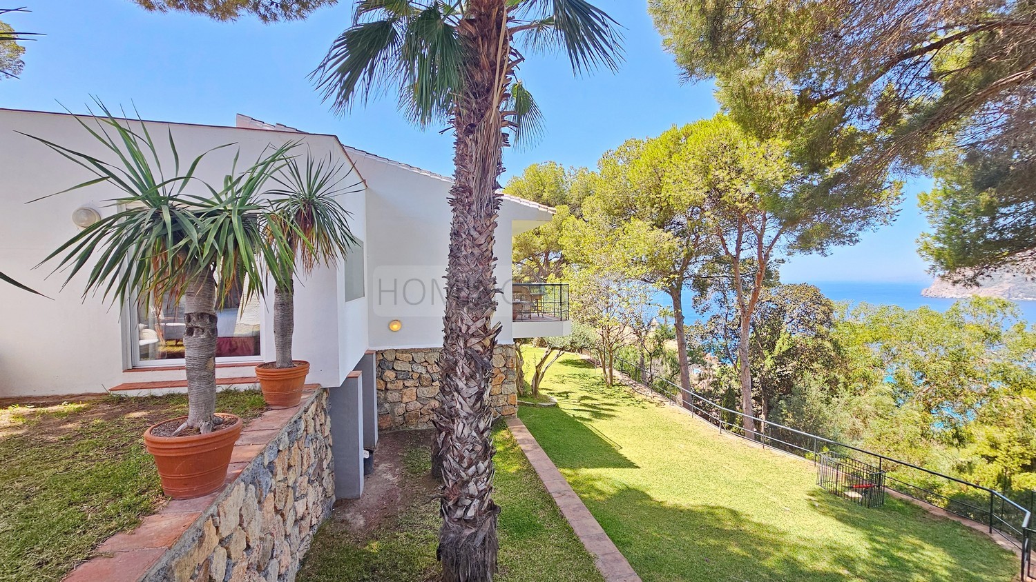 Villa familiar con piscina y jardín... y encantadoras vistas a la bahía