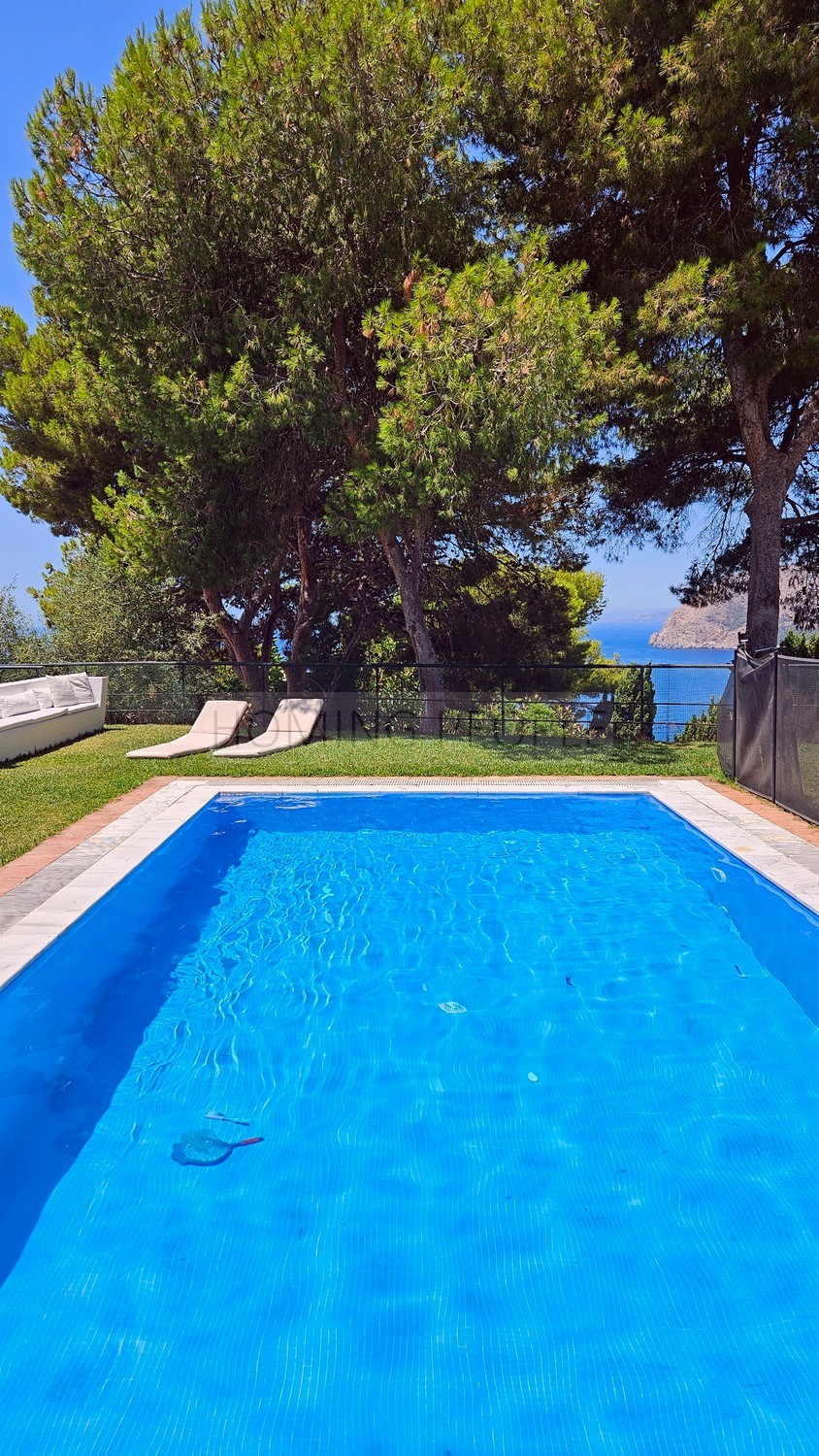 Villa familiar con piscina y jardín... y encantadoras vistas a la bahía