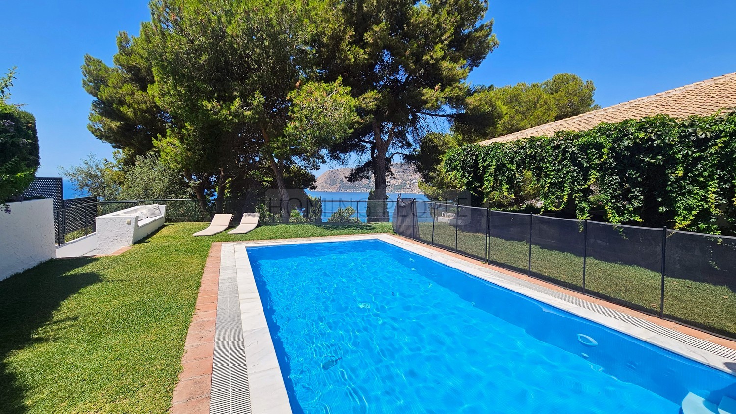 Villa familiar con piscina y jardín... y encantadoras vistas a la bahía