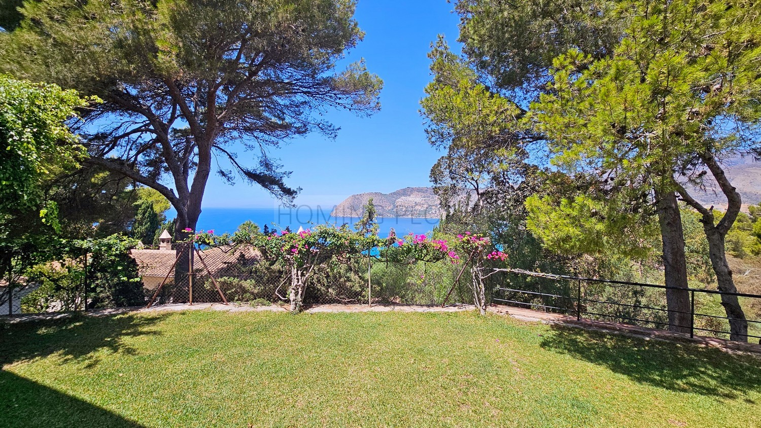 Villa familiar con piscina y jardín... y encantadoras vistas a la bahía