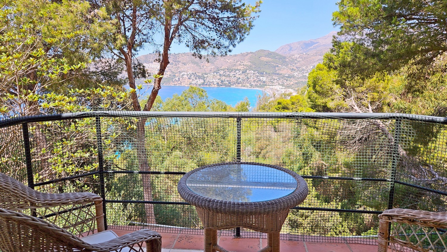 Villa familiar con piscina y jardín... y encantadoras vistas a la bahía