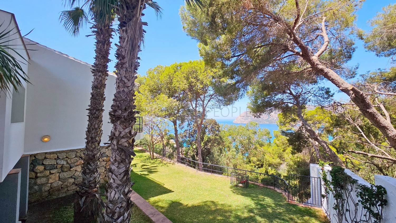 Villa familiar con piscina y jardín... y encantadoras vistas a la bahía