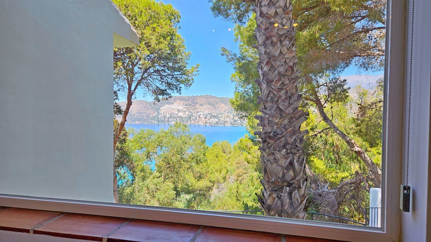 Villa familiar con piscina y jardín... y encantadoras vistas a la bahía