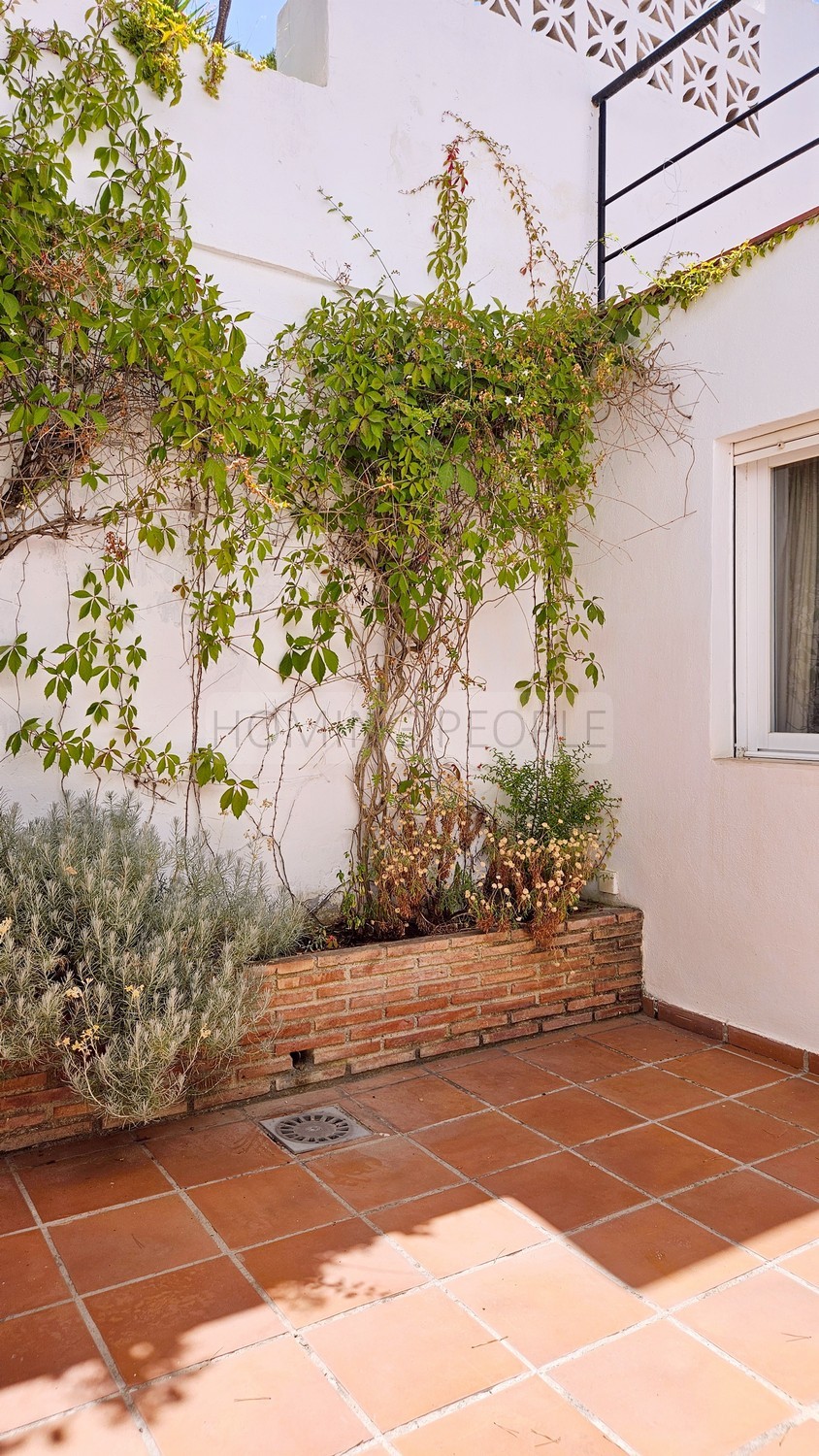 Villa familiar con piscina y jardín... y encantadoras vistas a la bahía