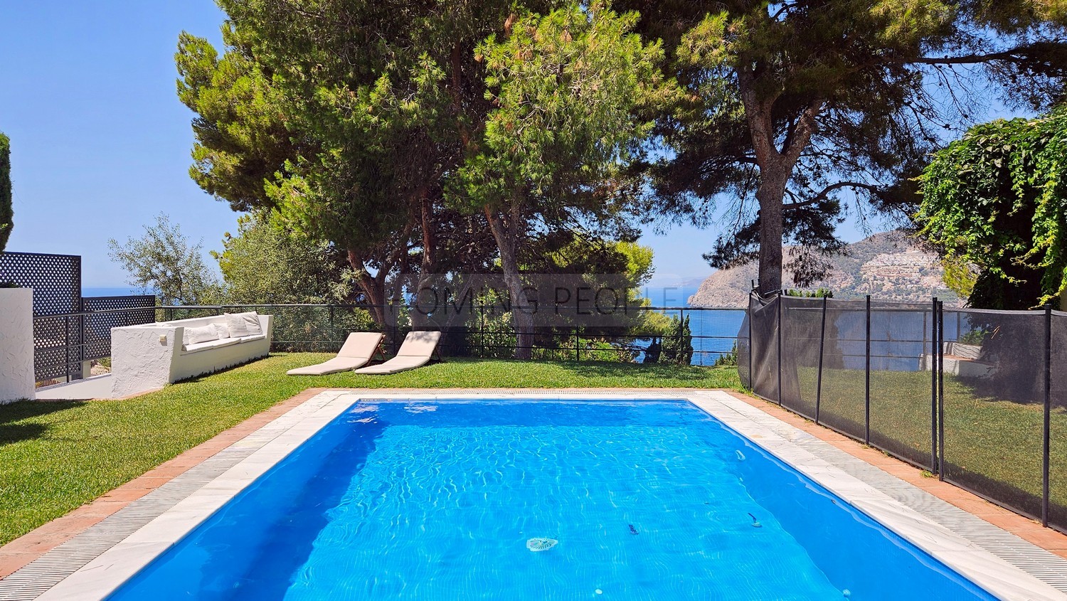 Villa familiar con piscina y jardín... y encantadoras vistas a la bahía