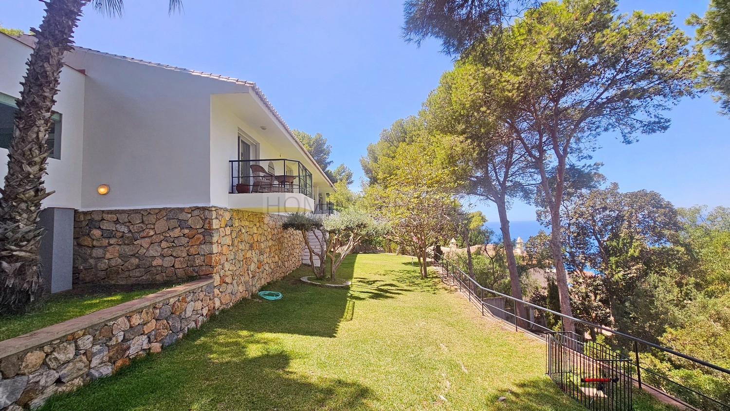 Villa familiar con piscina y jardín... y encantadoras vistas a la bahía