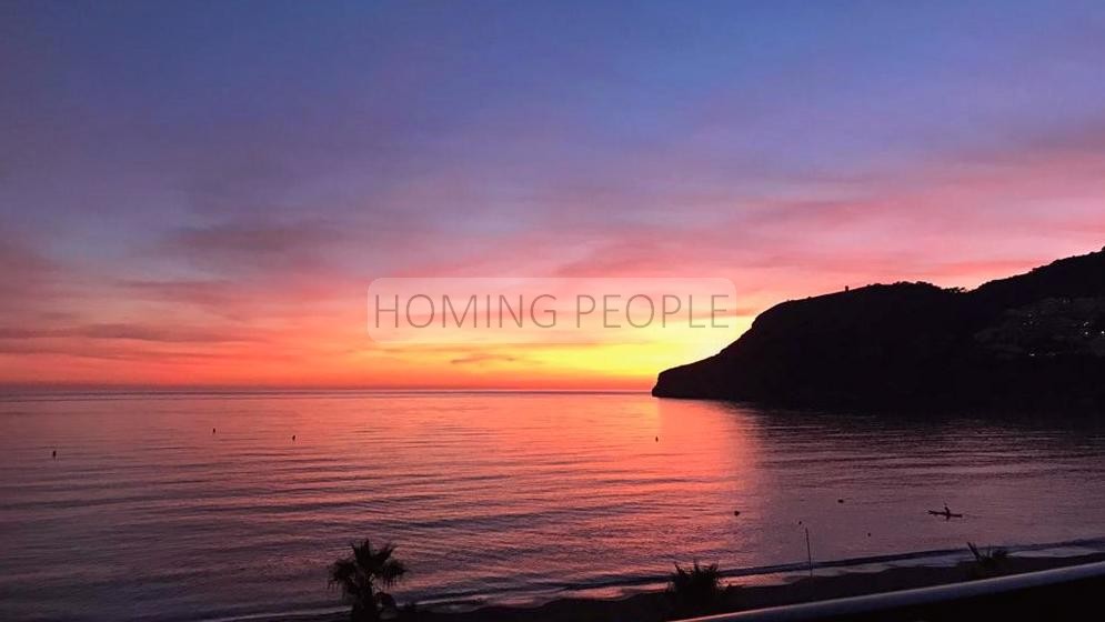 Luminoso ático en primera línea de playa con opción de parking