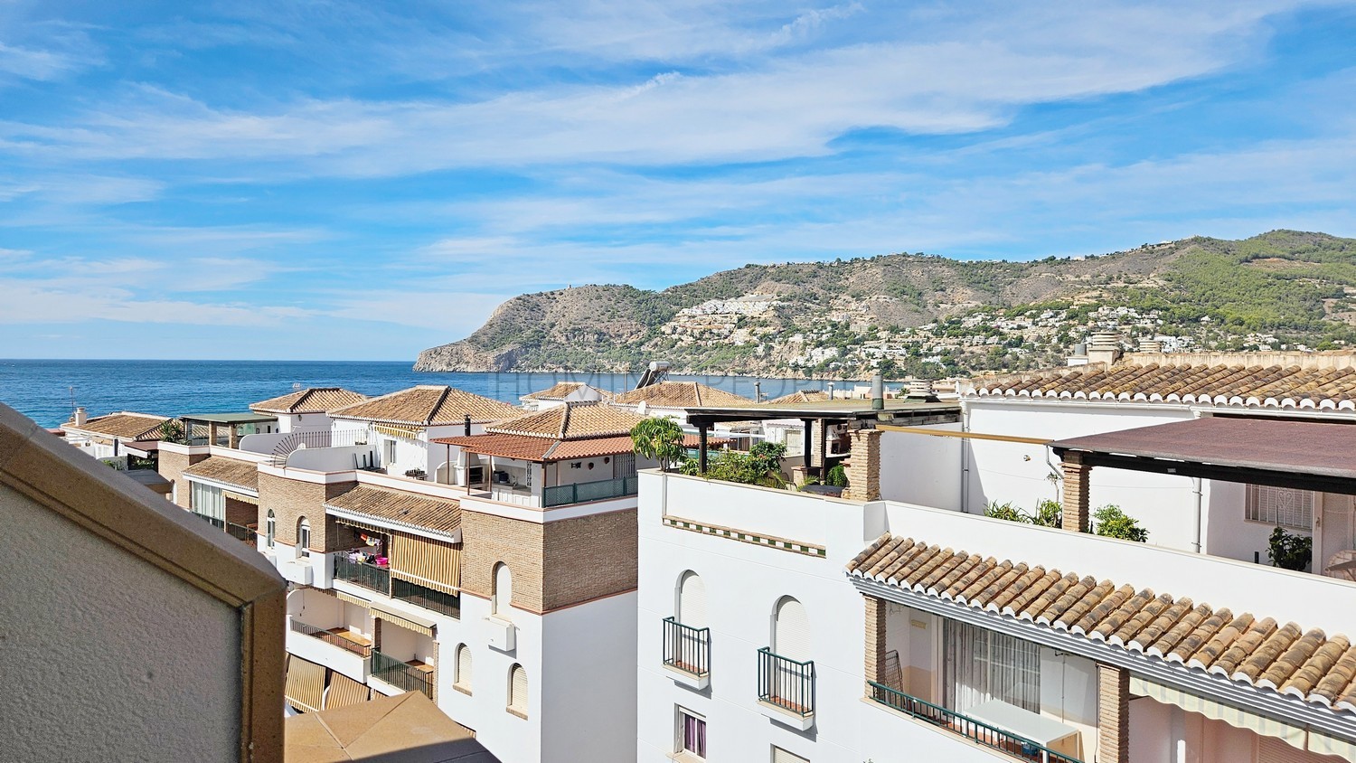 Attention portée aux détails dans un appartement confortable avec terrasse, vue sur mer et place de parking.