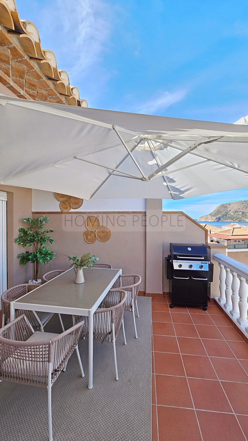 Attention portée aux détails dans un appartement confortable avec terrasse, vue sur mer et place de parking.