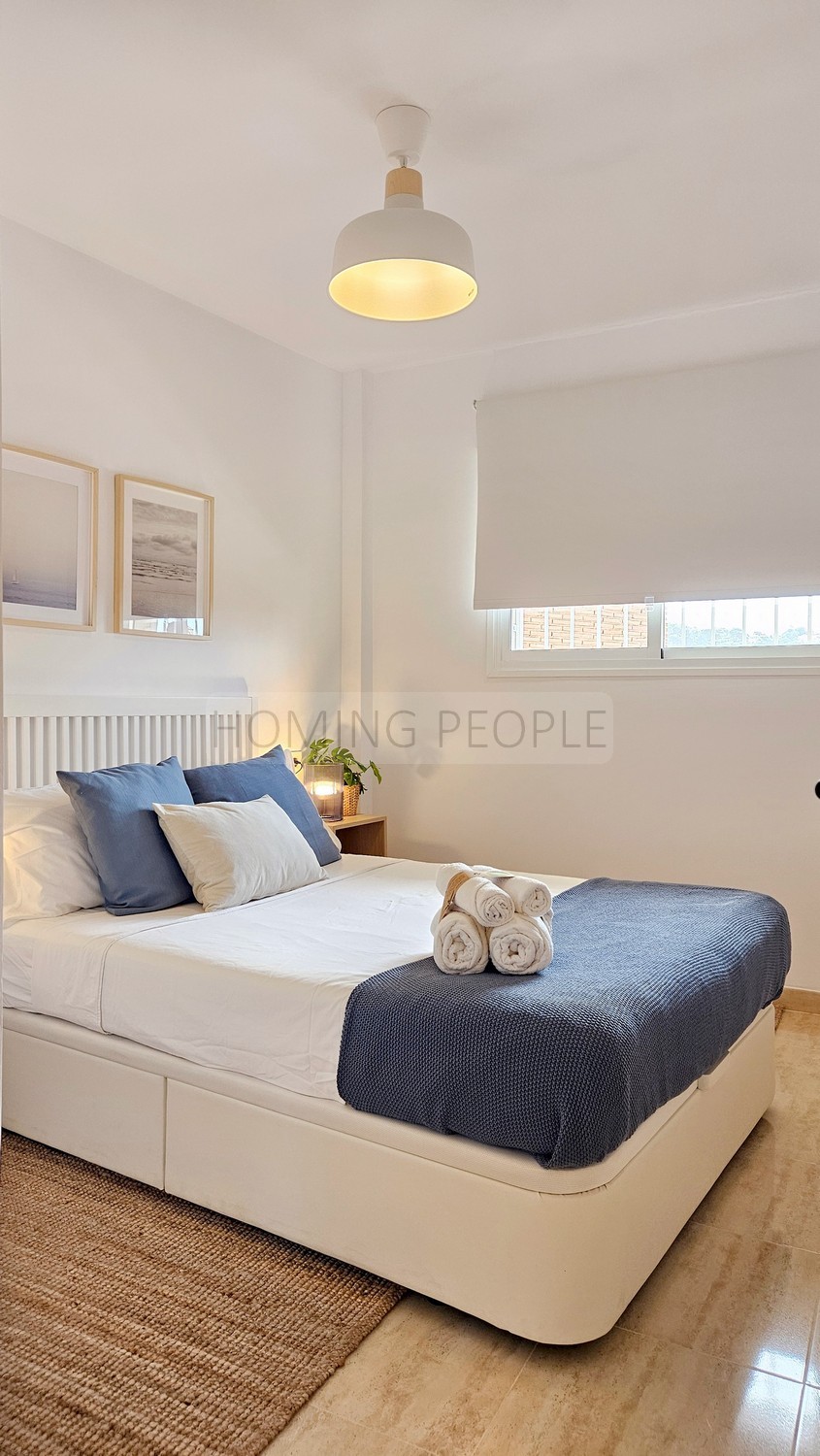 Attention to detail in a comfortable flat with terrace, sea views and parking space.