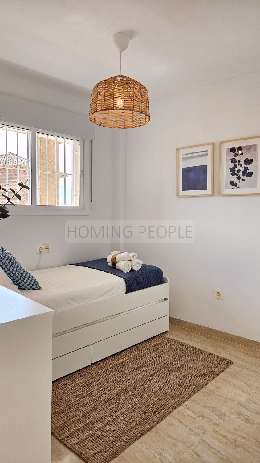 Attention to detail in a comfortable flat with terrace, sea views and parking space.