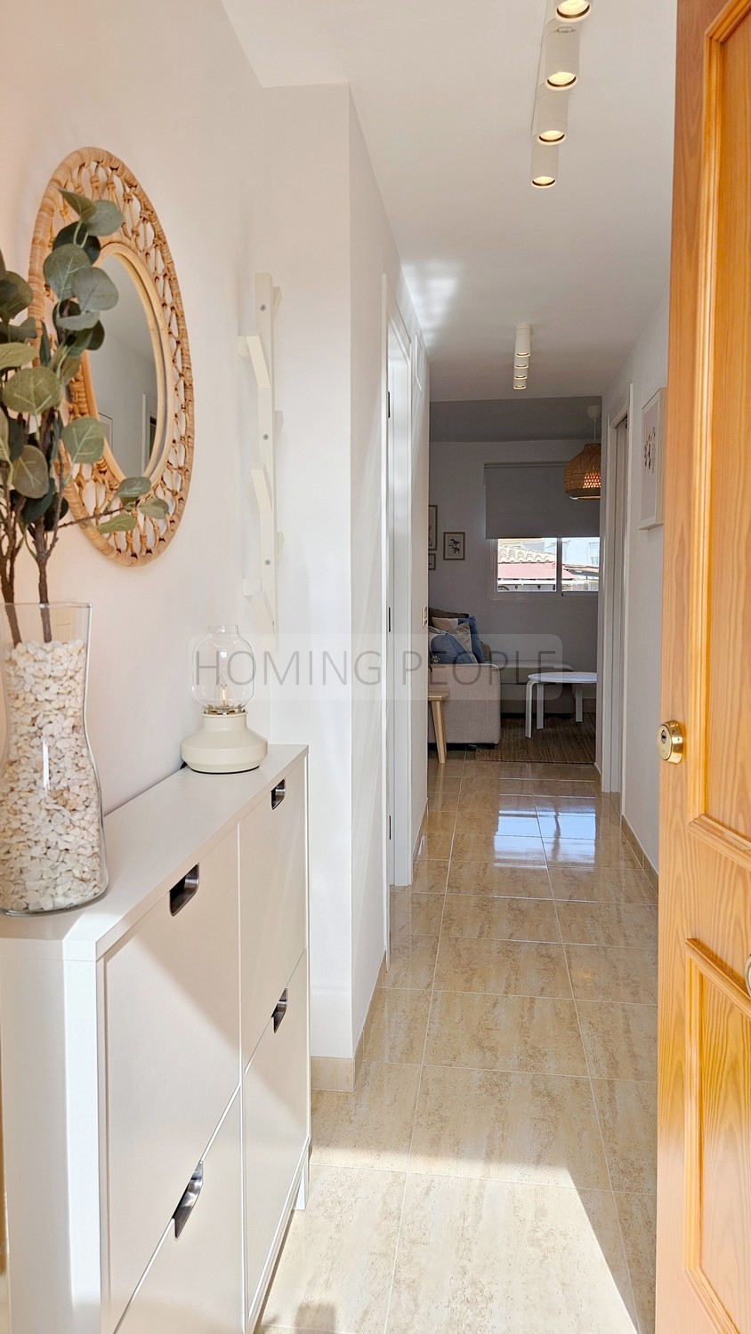 Attention to detail in a comfortable flat with terrace, sea views and parking space.