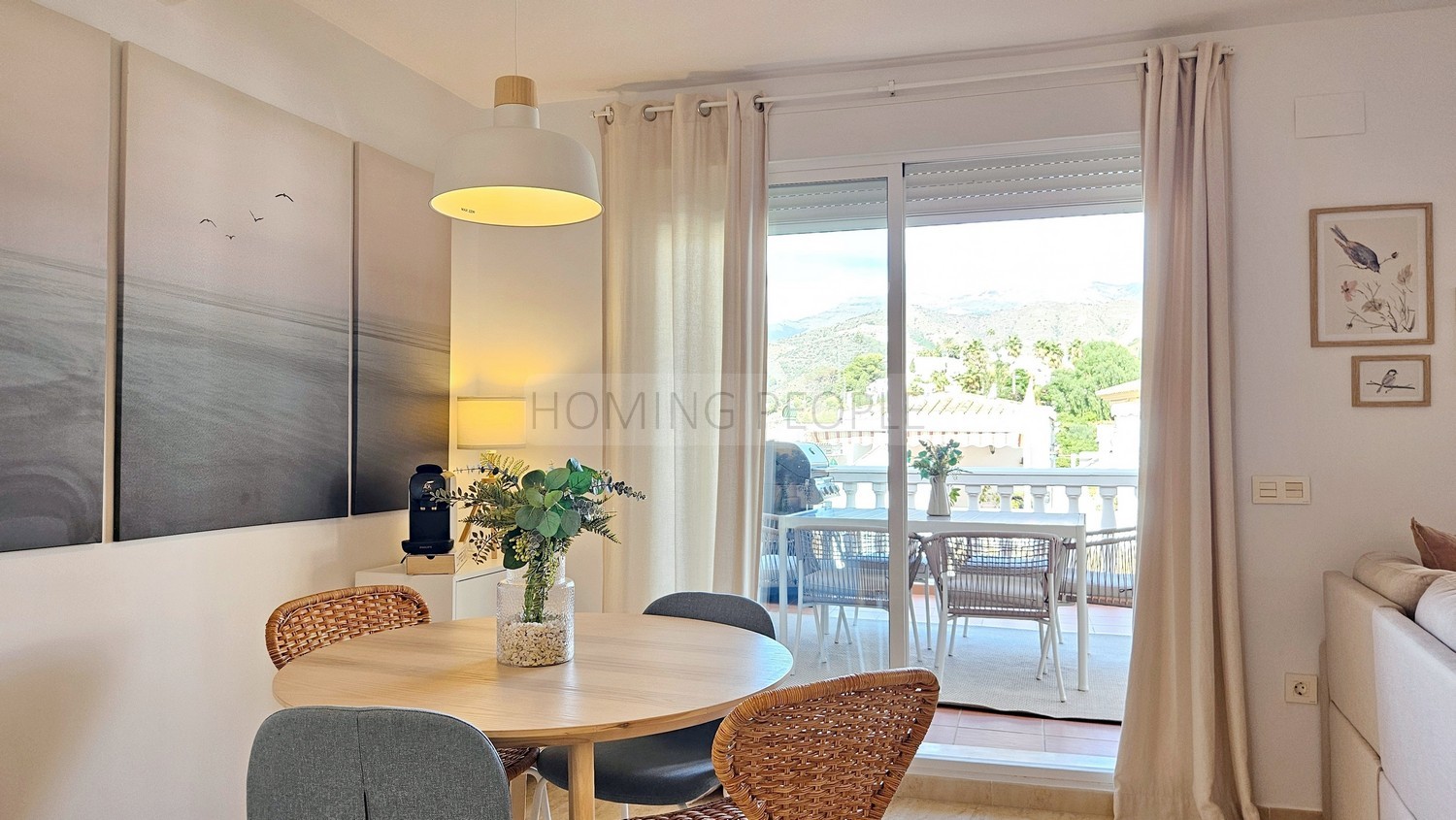 Attention to detail in a comfortable flat with terrace, sea views and parking space.