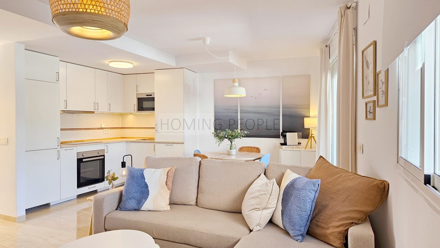 Attention to detail in a comfortable flat with terrace, sea views and parking space.