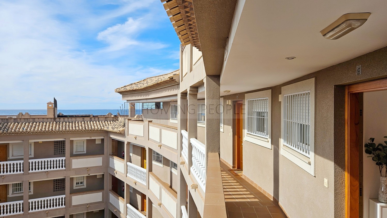 Attention portée aux détails dans un appartement confortable avec terrasse, vue sur mer et place de parking.