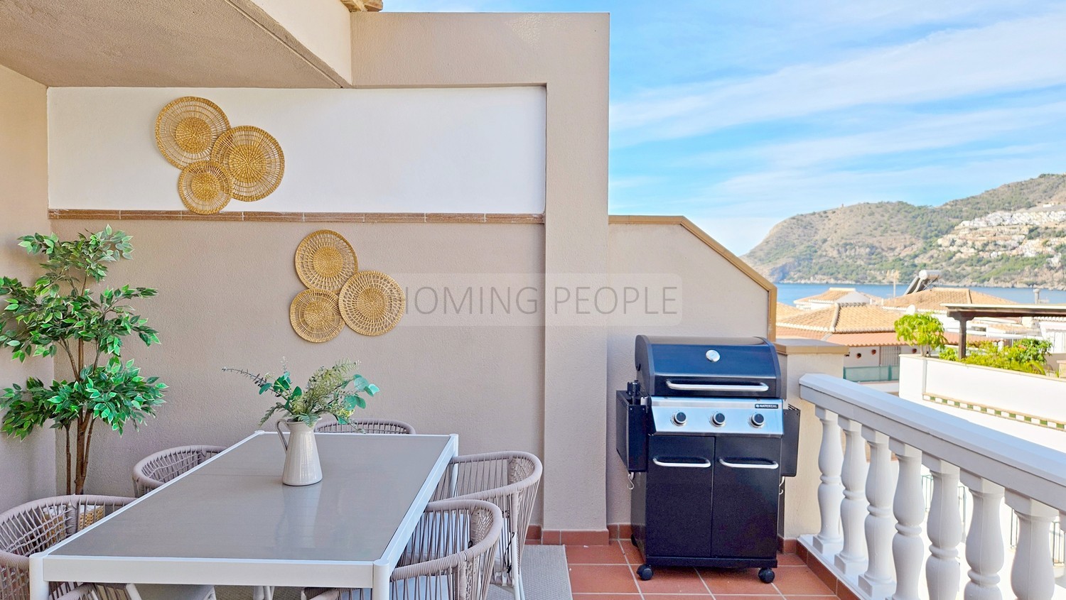 Attention portée aux détails dans un appartement confortable avec terrasse, vue sur mer et place de parking.