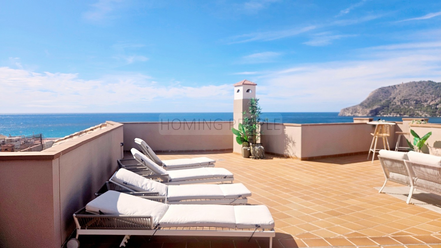 The impeccable penthouse: Lots of terraces & views to the bay... and centrally located with parking!