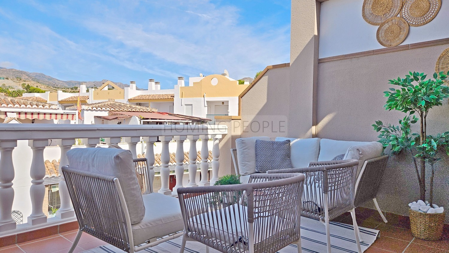 The impeccable penthouse: Lots of terraces & views to the bay... and centrally located with parking!