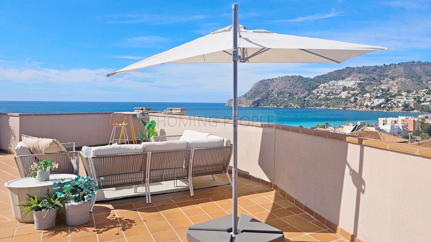 The impeccable penthouse: Lots of terraces & views to the bay... and centrally located with parking!