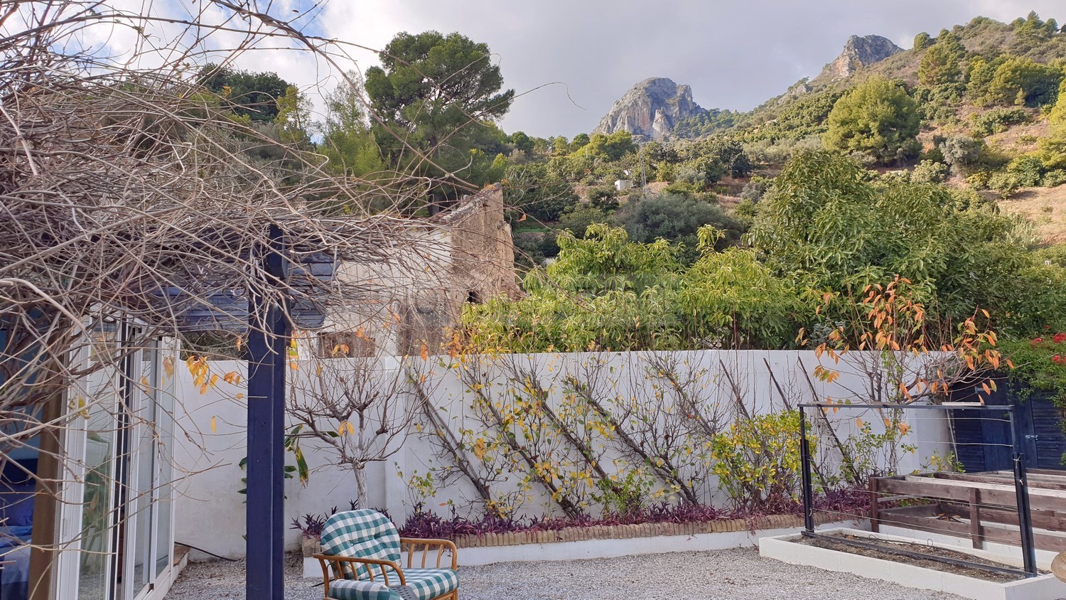 A charming cortijo with panoramic, mountain views