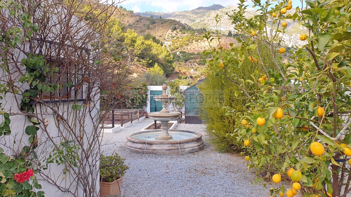 Un cortijo encantador con vistas panorámicas a la montaña