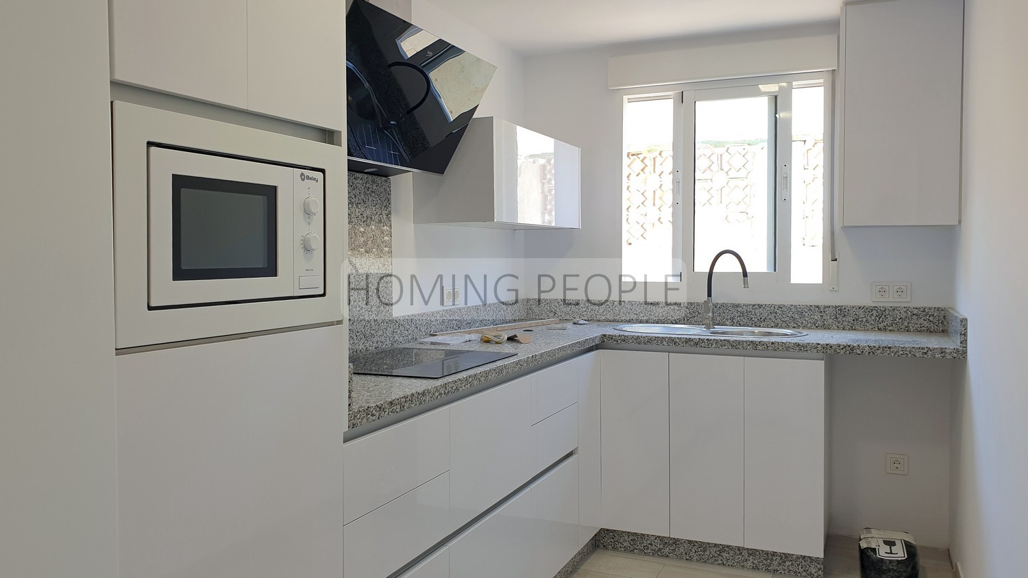 Recently renovated and furnished, central apartment with a small terrace. Close to the beach !