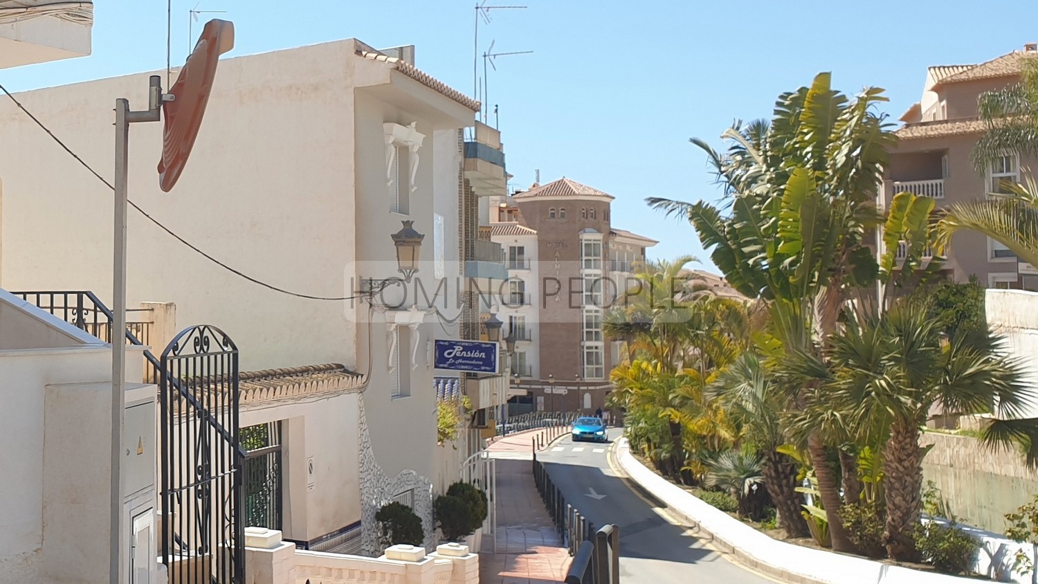 Recently renovated and furnished, central apartment with a small terrace. Close to the beach !