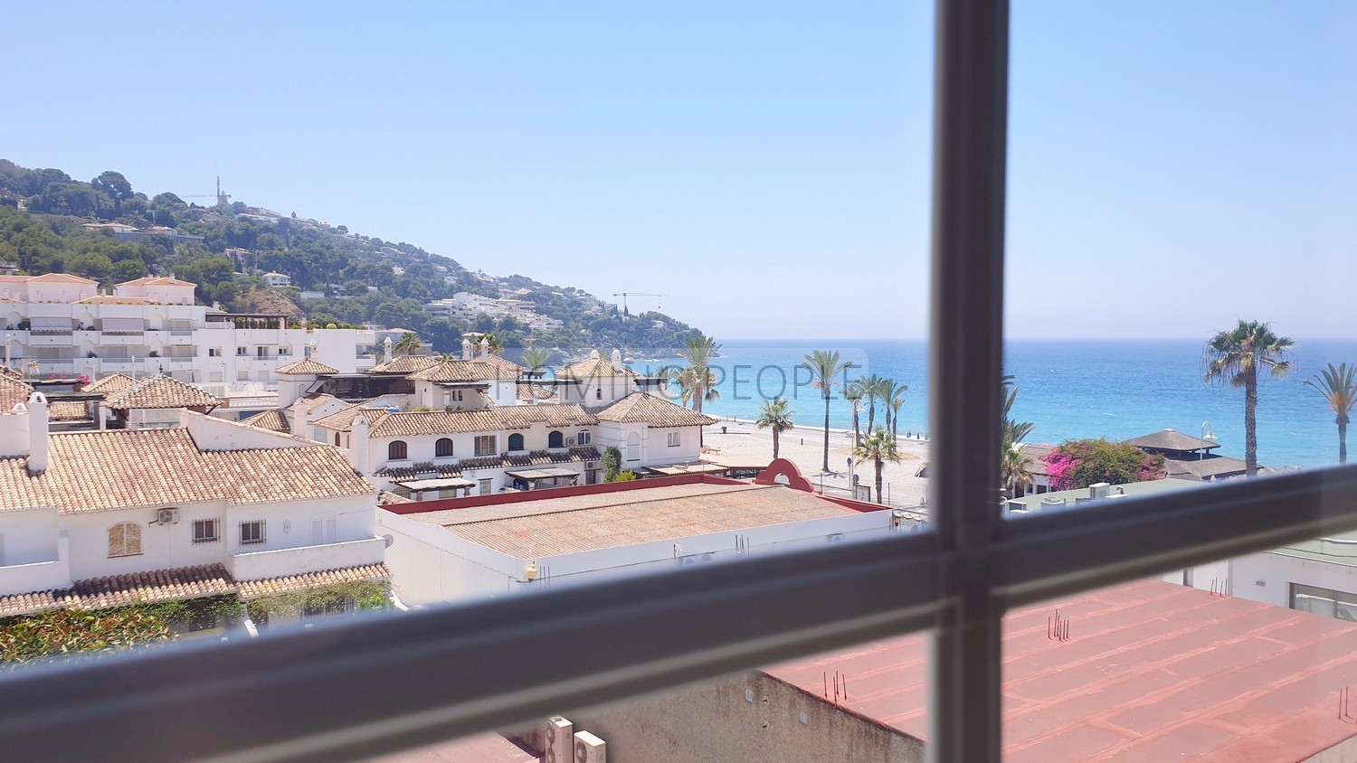 Coqueto apartamento en primera línea de playa con gran terraza y cochera