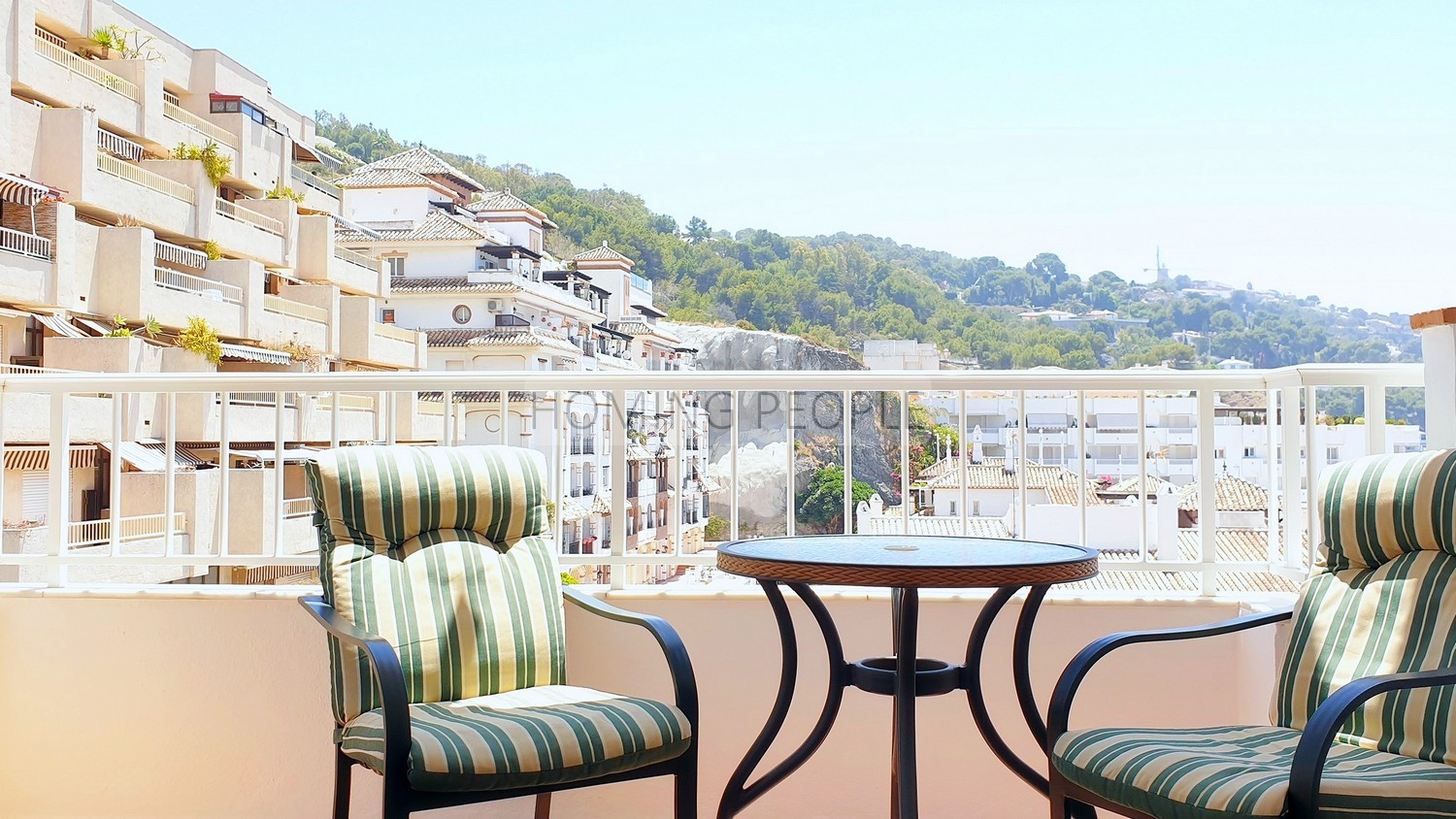 Coqueto apartamento en primera línea de playa con gran terraza y cochera